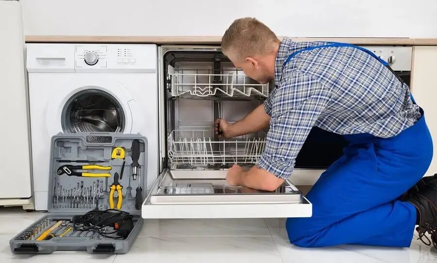 Kaynarca Hitachi servisi teknisyen ekibi beyaz eşya tamiri yaparken